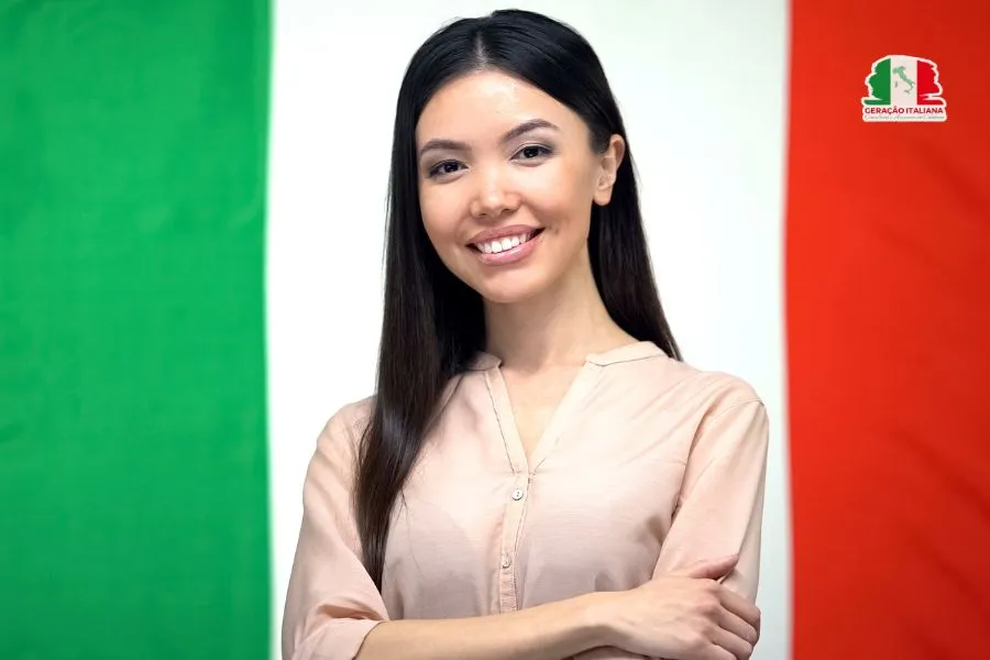 Imagem mostra uma mulher na frente de uma bandeira italiana, ilustrando que ela tem direito a cidadania italiana.