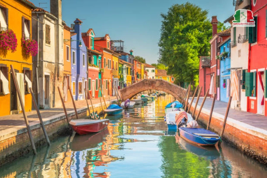 Imagem mostra as casas coloridas e pitorescas de Burano.