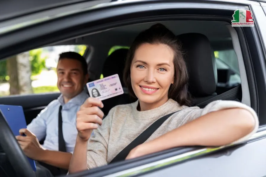 Imagem de uma mulher sorrindo com sua CNH na mão ilustrando as facilidades da conversao da CNH brasileira para italiana.